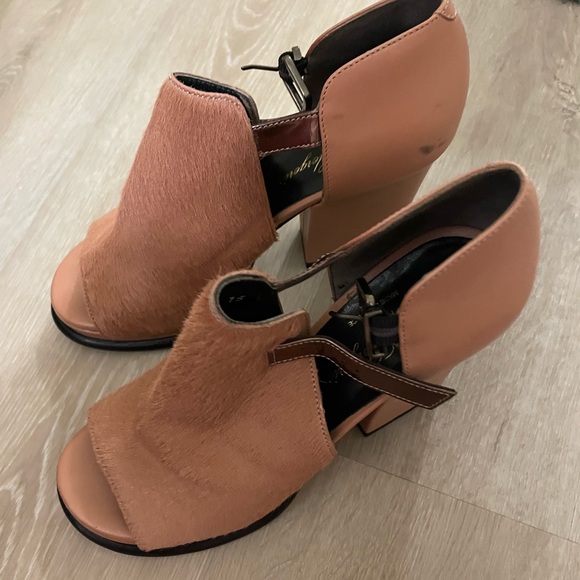 Robert Clergerie calf skin Tan Heels with Modern Design - Picture 3 of 15